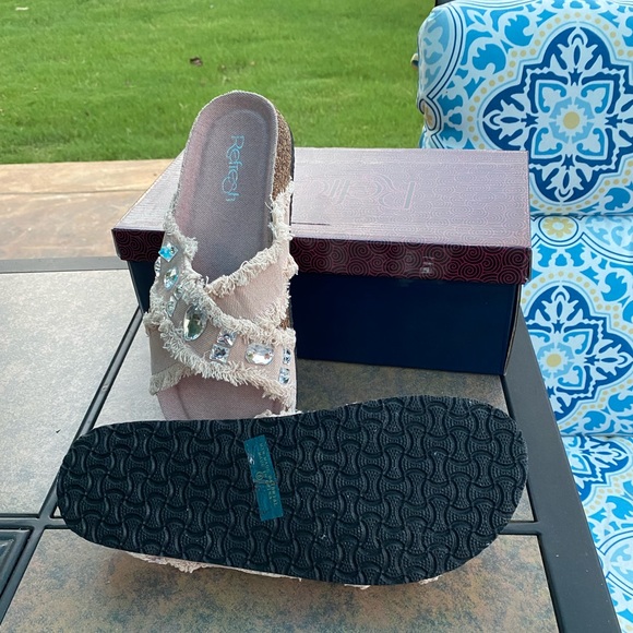 NIB CASUAL MAUVE RHINESTONE FRAYED SANDALS - Picture 3 of 5